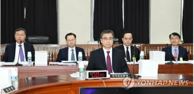 国会情報委員会の全体会議に出席した徐院長（中央）＝２９日、ソウル（聯合ニュース）