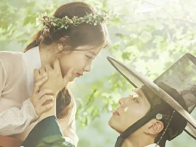 韓国俳優パク・ボゴムと女優キム・ユジョン主演のドラマ「雲が描いた月明り」が、「2017アジアンTVアワーズ」で最優秀賞を受賞した。（提供:news1）