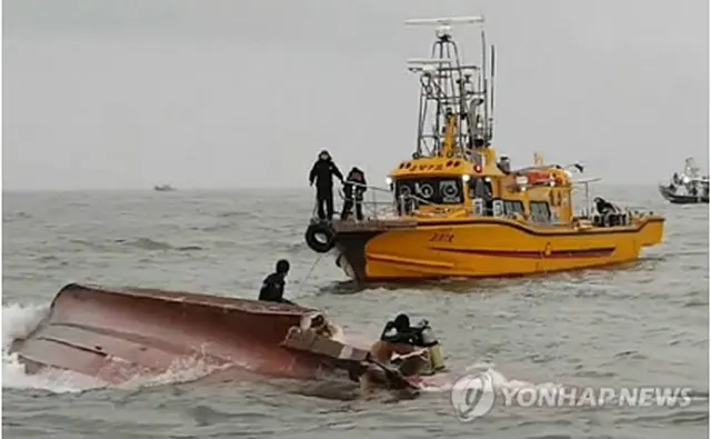 転覆した釣り船（仁川海洋警察署提供）＝３日、仁川（聯合ニュース）