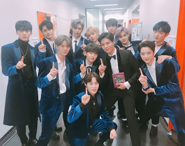「2017 MAMA in JAPAN」で会った「Wanna One」とパク・ボゴム。（提供:OSEN）