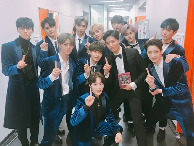 「2017 MAMA in JAPAN」で会った「Wanna One」とパク・ボゴム。（提供:OSEN）