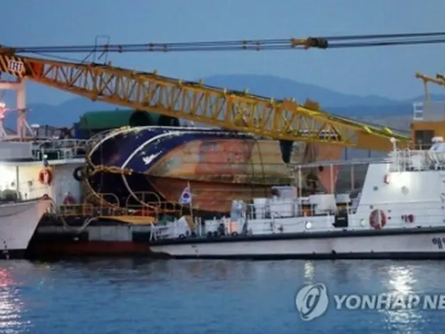 転覆した釣り船は仁川海洋警察署の専用埠頭（ふとう）に運ばれた＝４日、仁川（聯合ニュース）