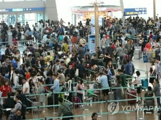 １０月の仁川国際空港。海外旅行に出掛ける人たちで混み合った（資料写真）＝（聯合ニュース）