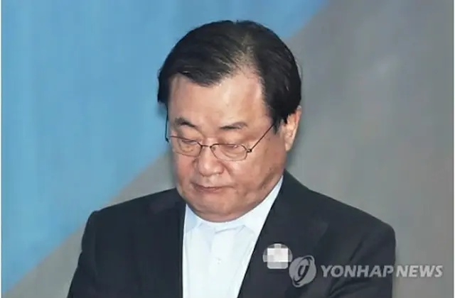 １１月１６日、逮捕の可否を決める令状審査を受けるため、ソウル中央地裁に入る李氏＝（聯合ニュース）