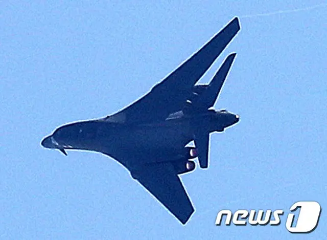 “死の白鳥”と呼ばれる米国の長距離戦略爆撃機B-1B「ランサー」2機が6日午後、朝鮮半島に展開される。韓米合同空中訓練に参加するためだ。（提供:news1）