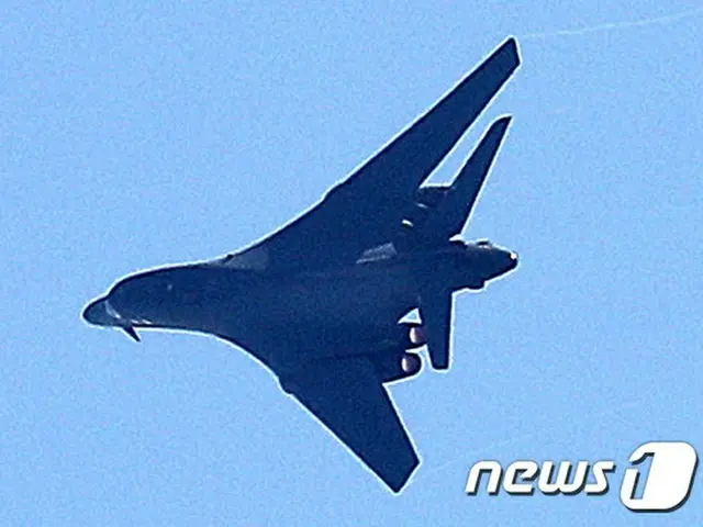 “死の白鳥”と呼ばれる米国の長距離戦略爆撃機B-1B「ランサー」2機が6日午後、朝鮮半島に展開される。韓米合同空中訓練に参加するためだ。（提供:news1）