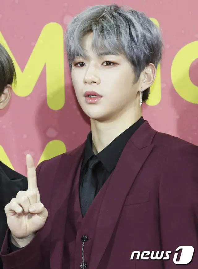 韓国アイドルグループ「Wanna One」カン・ダニエル（20）が激しいめまいと高熱を訴え、病院に向かったことが伝えられた。