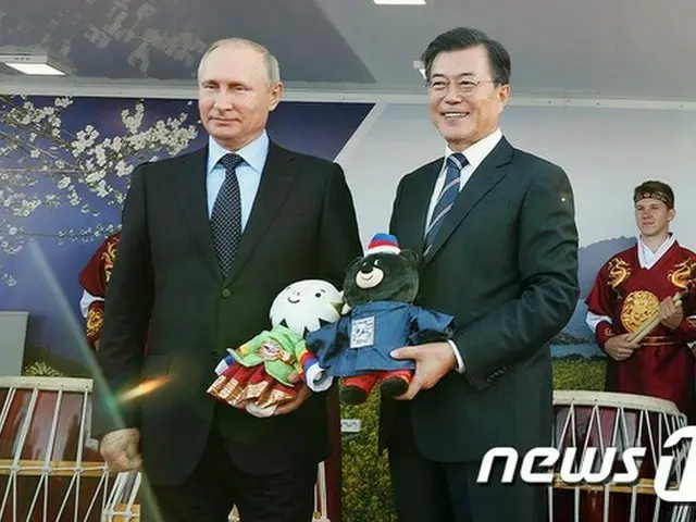 韓国大統領府は7日、ロシアのウラジーミル・プーチン大統領が自国選手の平昌（ピョンチャン）冬季オリンピック個人参加を許可する立場を明かしたことに関し、「歓迎に値すること」と伝えた。