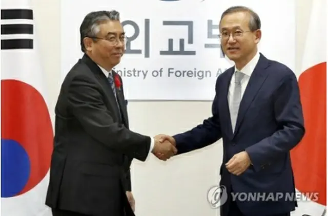 １０月１８日、ソウルで開かれた外務次官会談で握手を交わす林氏（右）と外務省の杉山晋輔事務次官＝（聯合ニュース）