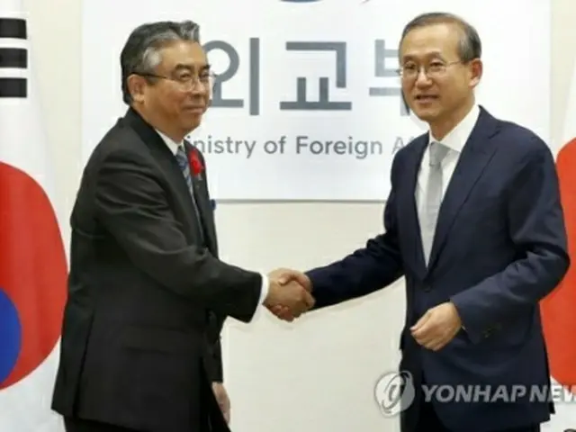 １０月１８日、ソウルで開かれた外務次官会談で握手を交わす林氏（右）と外務省の杉山晋輔事務次官＝（聯合ニュース）