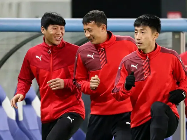 ＜EAFF E-1サッカー選手権＞北朝鮮代表、静寂の中で練習…欧州所属選手は笑顔みせる