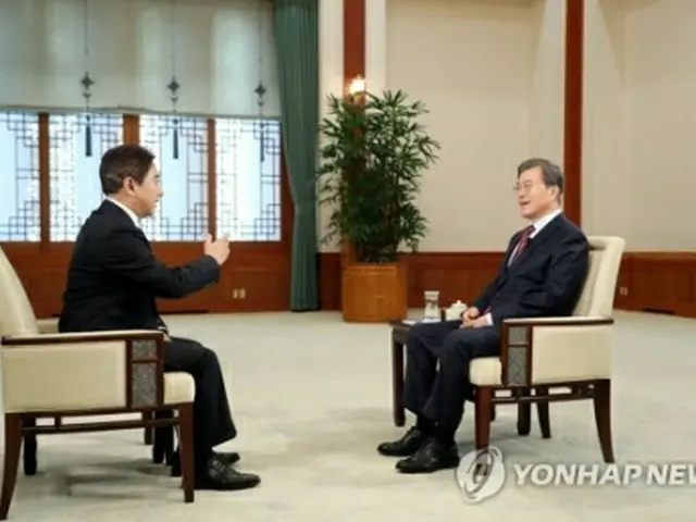 ＣＣＴＶのインタビューに応じる文大統領（右）。その模様は１１日夜、ＣＣＴＶの番組で放送された（韓国大統領府提供）＝（聯合ニュース）