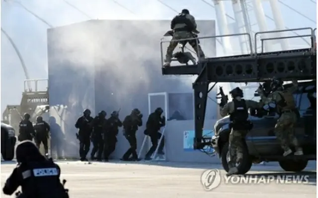 対テロ訓練の様子＝１２日、平昌（聯合ニュース）