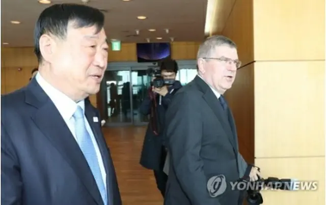平昌冬季五輪組織委員会の李熙範委員長（左）とＩＯＣのバッハ会長（資料写真）＝（聯合ニュース）