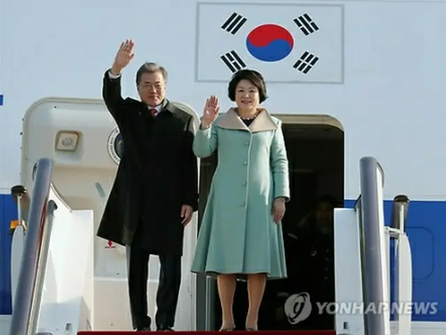 北京首都国際空港に到着した文大統領夫妻＝１３日、北京（聯合ニュース）