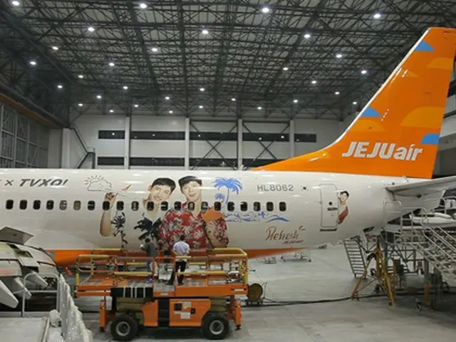 「東方神起」、チェジュ航空飛行機胴体に！CA服装などの写真をラッピングした航空機を主要国際線に投入（オフィシャル）