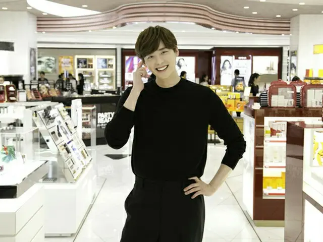 俳優イ・ジョンソク、ロッテ免税店銀座店をサプライズ訪問（オフィシャル）