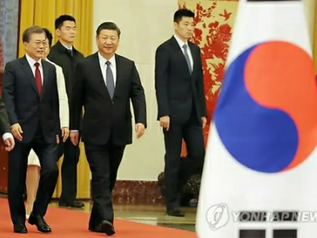 歓迎式の会場に入る文大統領（左）と習主席＝１４日、北京（聯合ニュース）