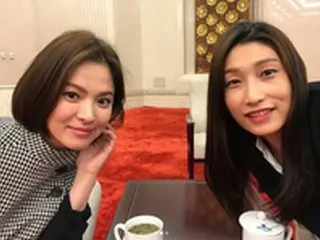 “バレーの女帝”キム・ヨンギョン、中韓国賓晩餐に出席…女優ソン・ヘギョとの自撮り写真公開