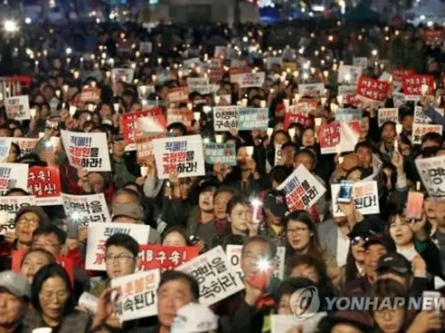 １０月２８日、朴槿恵氏の退陣を求めて行われた「ろうそく集会」から１年になることを記念する集会がソウル都心の光化門広場で開かれた（資料写真）＝（聯合ニュース）