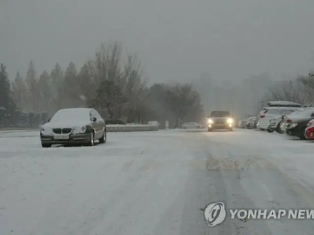 雪が積もったソウル市内＝１８日、ソウル（聯合ニュース）