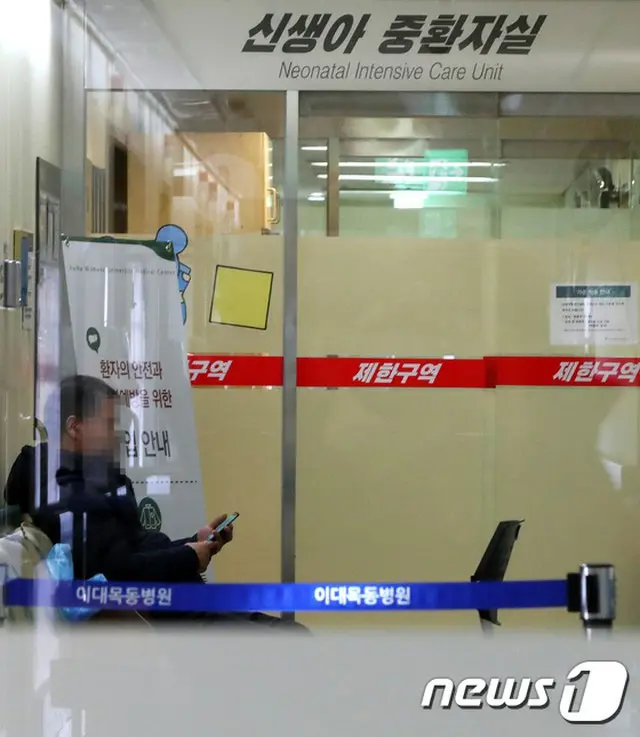 韓国ソウルの梨花女子大木洞病院で治療を受けていた新生児4人が相次ぎ死亡する前代未聞の事件が発生した中、遺族が「病院が保護者の同意なく、未熟児に母乳授乳関連の臨床実験をした」と主張し、論争が起きている。