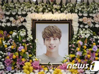 元恋人シン・セギョン、故ジョンヒョン（SHINee）の遺体安置所で涙…