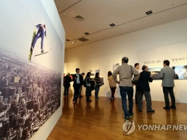 「韓日交流写真展」の会場の様子＝２０日、東京（聯合ニュース）