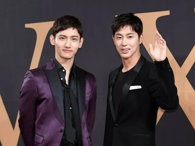 韓国ボーイズグループ「東方神起」が、大切な後輩の故ジョンヒョン（SHINee）の悲報にコンサート収録のスケジュールを変更した。（提供:OSEN）