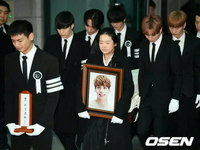 故ジョンヒョン（SHINee）出棺、メンバーや事務所の仲間たちが涙で見送る