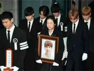故ジョンヒョン（SHINee）出棺、メンバーや事務所の仲間たちが涙で見送る
