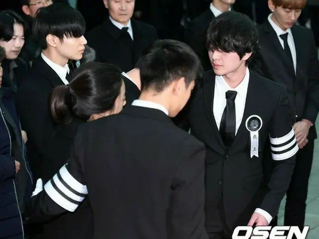 21日午前、ソウル峨山（アサン）病院葬儀場で韓国アイドルグループ「SHINee」故ジョンヒョン（享年27）の出棺式が執り行われた。