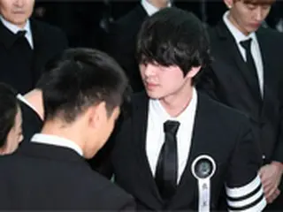 「SHINee」リーダー・オンユ、故ジョンヒョン出棺式でメンバーを慰める姿に周囲も涙