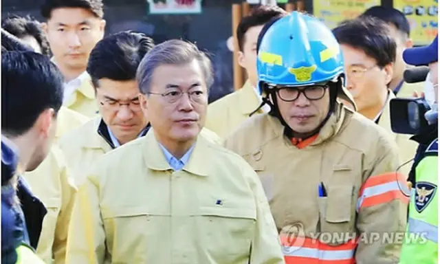 火災現場を訪れた文大統領＝２２日、堤川（聯合ニュース）