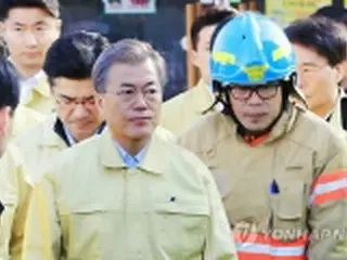 文大統領　２９人死亡の火災現場視察＝万全な対応指示