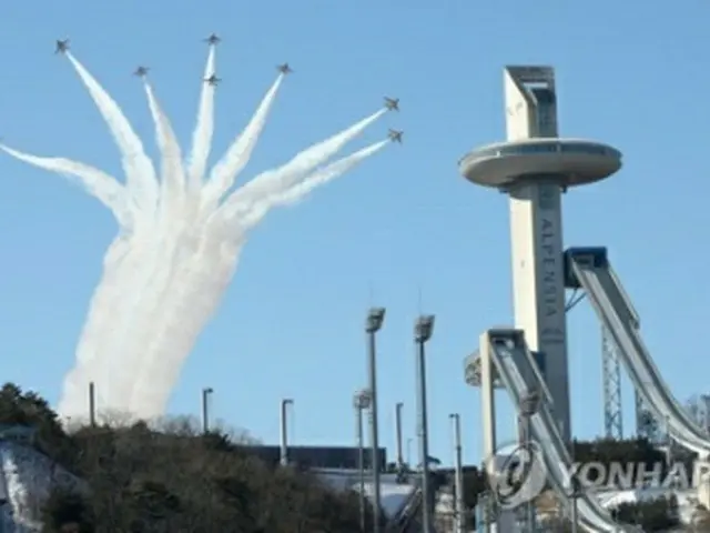 平昌五輪開幕まで残り５０日となった２１日、空軍の特殊飛行チーム「ブラックイーグルス」が五輪会場の上空で曲芸飛行を披露している＝（聯合ニュース）