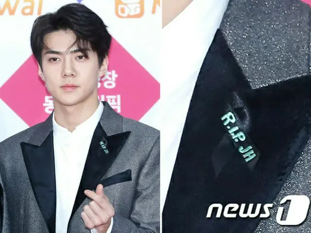 「EXO」・「Red Velvet」らSMエンタ所属歌手、胸元に黒いリボンと「R.I.P. JH」を付けて歌謡祭に登場