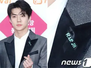 「EXO」・「Red Velvet」らSMエンタ所属歌手、胸元に黒いリボンと「R.I.P. JH」を付けて歌謡祭に登場