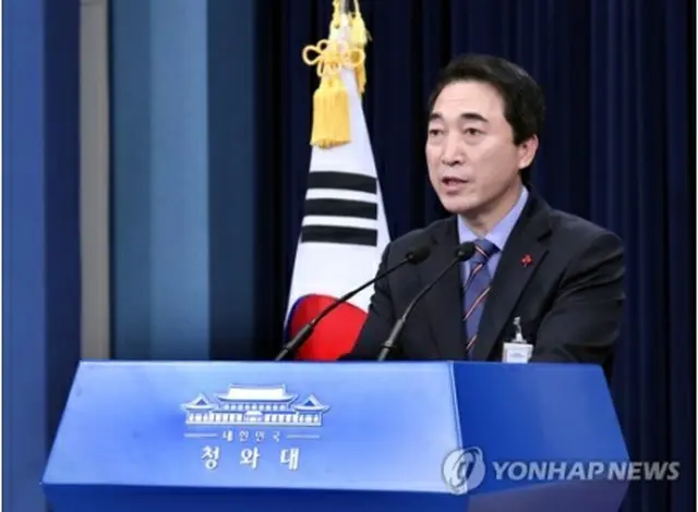 文大統領の立場を伝える朴報道官＝２８日、ソウル（聯合ニュース）