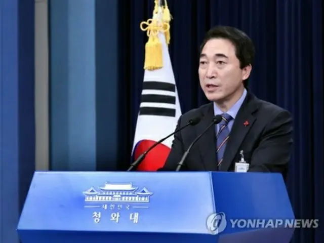 文大統領の立場を伝える朴報道官＝２８日、ソウル（聯合ニュース）