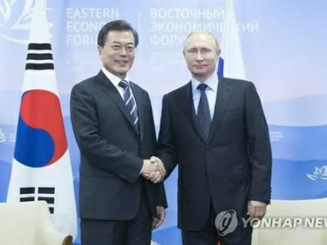 文大統領（左）とプーチン大統領は９月６日、ウラジオストクで首脳会談を行った＝（聯合ニュース）