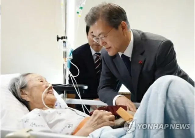 金さんに言葉をかける文大統領（青瓦台提供）＝４日、ソウル（聯合ニュース）