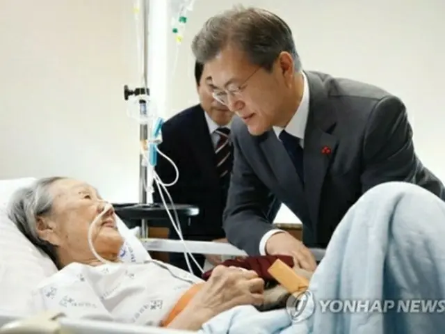金さんに言葉をかける文大統領（青瓦台提供）＝４日、ソウル（聯合ニュース）