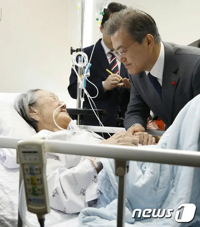 文大統領、入院中の慰安婦被害者を見舞い謝罪「被害者の意に反する合意…申し訳ない」（提供:news1）