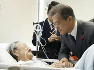 文大統領、入院中の慰安婦被害者を見舞い謝罪「被害者の意に反する合意…申し訳ない」