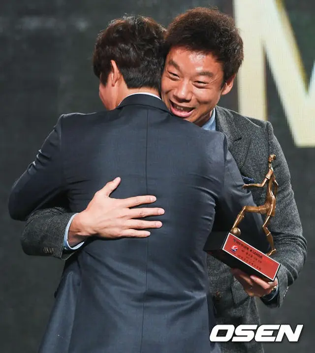 ＜サッカー＞水原三星の監督＆選手団、2018平昌冬季オリンピックの聖火ランナーに（提供:OSEN）