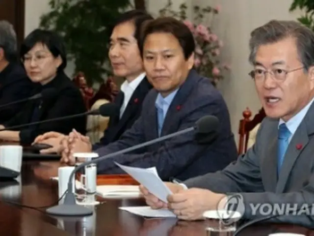 会議で発言する文大統領（右端）＝８日、ソウル（聯合ニュース）