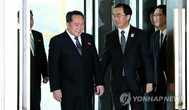 会談の会場に入る趙氏（右）と北朝鮮首席代表の李善権（リ・ソングォン）祖国平和統一委員会委員長＝９日、板門店（写真共同取材団＝聯合ニュース）