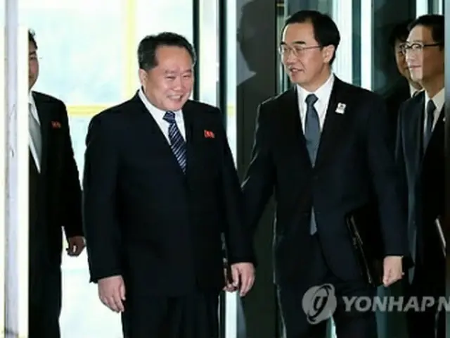 会談の会場に入る趙氏（右）と北朝鮮首席代表の李善権（リ・ソングォン）祖国平和統一委員会委員長＝９日、板門店（写真共同取材団＝聯合ニュース）