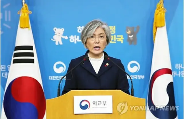 合意への対応方針を発表する康氏＝９日、ソウル（聯合ニュース）